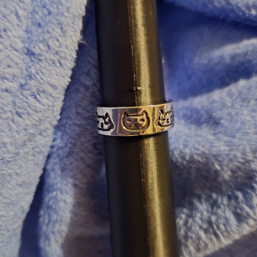 Gold Fashion Band Ring Featuring Cats. NWOT
